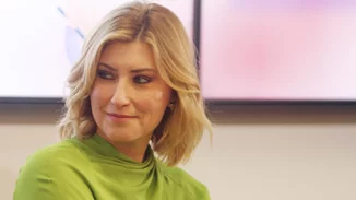 Η Σία Κοσιώνη στολίζει το δέντρο της με πολύτιμους συνεργάτες