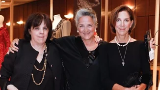 Οι κόρες της Νόνικας Γαληνέα στα εγκαίνια της έκθεσης που φιλοξενεί περίτεχνα κοστούμια της αξέχαστης πρωταγωνίστριας