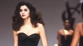 Όταν η Βίκυ Κουλιανού περπατούσε στην πασαρέλα του YSL | Οι εντυπωσιακές throwback φωτογραφίες