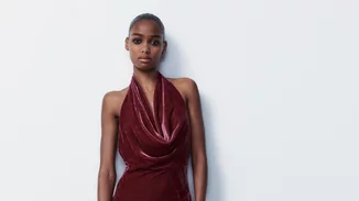 Βελούδινο, backless, στο χρώμα του κρασιού | Αυτό το φόρεμα από τη Zara κοστίζει 39,95 ευρώ και είναι η απόλυτη επιλογή για τα Χριστούγεννα