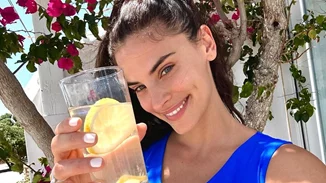 Η Χριστίνα Μπόμπα ποζάρει με το μπουρνούζι της και αποκαλύπτει τον ιδανικό τρόπο για να ξεκινήσει καλά η εβδομάδα