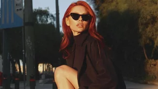 Έβελυν Καζαντζόγλου | Με χακί jacket και μπορντό over the knee μπότες στο κέντρο της Αθήνας