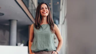 Σε ποια ηλικία σταματάμε να είμαστε ευτυχισμένοι σύμφωνα με την επιστήμη