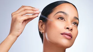 Οι καλύτεροι οροί προσώπου με υαλουρονικό οξύ που θα βρεις στο φαρμακείο της γειτονιάς σου