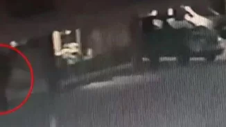 Δολοφονία στη Γλυφάδα | Βίντεο ντοκουμέντο - Η στιγμή που ο 51χρονος μαχαιρώνει με μανία τον σύντροφο της μητέρας του