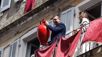 Ο Αλέξης Τσίπρας με την Μπέτυ Μπαζιάνα πέταξαν μπότη στην Κέρκυρα μετά την πρώτη Ανάσταση (εικόνες)