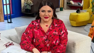 5 τζιν mini φούστες όπως αυτή της Δανάης Μπάρκα που θα φοράς non stop την άνοιξη