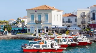 Απόδραση στις Σπέτσες: Ένας μίνι οδηγός σε 3 βήματα