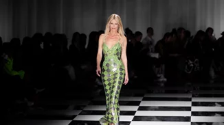 H εμφάνιση - έκπληξη της Claudia Schiffer στο runway του Versace