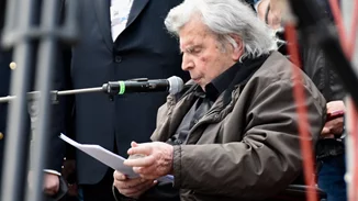 Ο Μίκης δεν έφυγε στις οχτώ, ταξίδι για την Κατερίνη