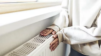 Πώς να καθαρίσω το καλοριφέρ; Ο εύκολος τρόπος που έγινε viral στο TikTok