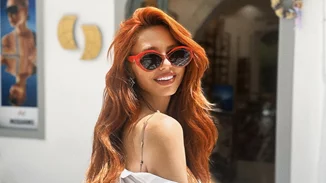 Η Έβελυν Καζαντζόγλου φόρεσε τη λινή φούστα σε ένα απόλυτα καλοκαιρινό street style σύνολο