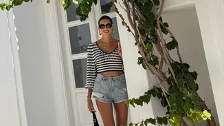 Η Σταματίνα Τσιμτσιλή με mini φούστα και τα μοναδικα παπούτσια που χρειάζεσαι στις διακοπές