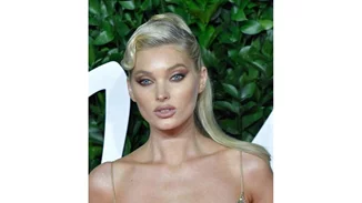H γυμνή φωτογραφία της Elsa Hosk με την 7μηνών κόρη της