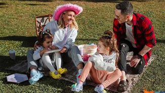 Σοφία & Λένια Πετρούνια | Σαν "μικρές Ποκαχόντας" με το χτένισμα που τους έφτιαξε η Βασιλική Μιλλούση