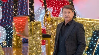 Θεσσαλονίκη: Κατασκεύασε πάνω από ένα δισεκατομμύριο λαμπάκια - Ο Αυστραλιανός Αϊ Βασίλης με σορτς και το φωτεινό δεντρόσπιτο με ...ενσωματωμένο εμπορικό κέντρο στο Βέλγιο