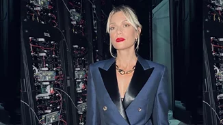 Ο πιο chic τρόπος για να φορέσεις το λευκό t-shirt σε βραδινή έξοδο σύμφωνα με τη Βίκυ Καγιά