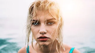Λαμπερό και υγιές πρόσωπο: 4 κινήσεις ομορφιάς που πρέπει να κάνεις πριν και μετά την παραλία