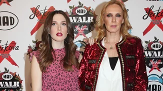 Καλοκαιρινό φόρεμα με cowboy μπότες; | Το look της Αφροδίτης Λιάντου θα σε πείσει να το φορέσεις