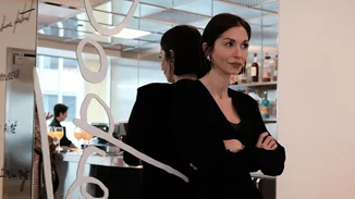 Σοφία Καρβέλα | Η εμφάνισή της με βελούδινο σακάκι και jeans αποδεικνύει ότι το κλασικό πανωφόρι φοριέται και σε πιο casual στιγμές