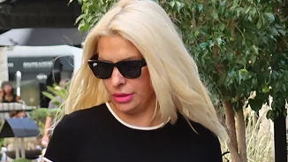 Νέα δημόσια εμφάνιση για την Ελένη Μενεγάκη | Με casual look και τα all time classic sneakers