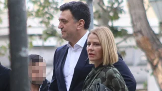 Τζένη Μπαλατσινού | Με τον Βασίλη Κικίλια στην Κέρκυρα με γαλάζια φούστα και crop top