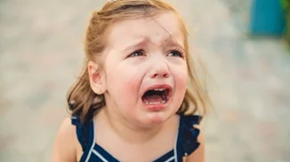 Να πηγαίνεις πάντα στο παιδί που κλαίει – ειδικά εάν είναι κάτω των 7 ετών