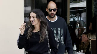 Ολυμπία Χοψονίδου | Με total black look στο κέντρο της Αθήνας με τον Βασίλη Σπανούλη