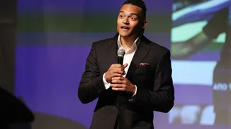 Εμμανουήλ Καραλής | "Για κάποια παιδιά στο σχολείο εγώ και η αδερφή μου ήμασταν απλώς τα μαυράκια"