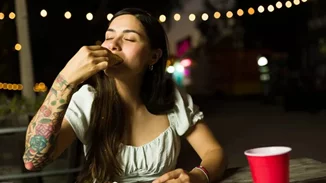 Μύθος ή αλήθεια | Παχαίνεις αν τρως το βράδυ;