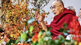 Σάλος με τον Δαλάι Λάμα | Φίλησε ένα αγοράκι στο στόμα και του ζήτησε να του ρουφήξει τη γλώσσα "για πλάκα"