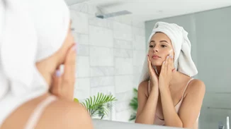 Έχεις καφέ κηλίδες; Βρήκαμε τη skincare σειρά που θα λατρέψεις