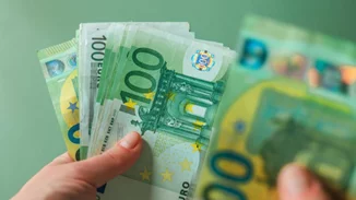 Ιδιωτικοί υπάλληλοι στην Ελλάδα | Tι μισθό παίρνουν και πόσες ώρες δουλεύουν