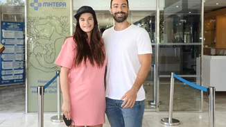 Σάκης Τανιμανίδης - Χριστίνα Μπόμπα | Το νέο βίντεο με τις δίδυμες κόρες τους