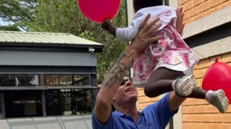 Τέταρτη φορά μπαμπάς | Η Χριστίνα Κοντοβά φωτογραφίζει τον Τζώνη Καλημέρη με τη μικρή Ada