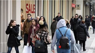 Ανοιχτά τα καταστήματα σήμερα Κυριακή | Το εορταστικό ωράριο για εμπορικά και πολυκαταστήματα