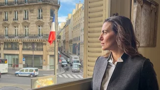 Όλγα Κεφαλογιάννη | Με βελούδινο πανωφόρι στους δρόμους του Παρισιού