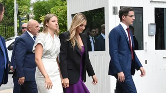 Δάφνη και Σοφία Μητσοτάκη | Τα outfits που φόρεσαν στην ορκωμοσία του Κυριάκου Μητσοτάκη