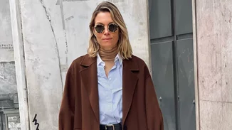 Η Βίκυ Καγιά με καρό σακάκι και τζιν παντελόνι σε ένα casual look που μπορείς να αντιγράψεις