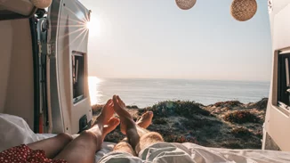 Έρωτας και σεξουαλικότητα τον μήνα των διακοπών | Τι να περιμένουν τα ζώδια;