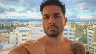 Ο Χρήστος Μάστορας στο μοντέρνο εργένικο σπίτι του | Οι πολύχρωμες λεπτομέρειες & η θέα σε όλη την Αθήνα