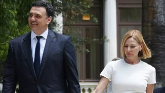 Τζένη Μπαλατσινού & Βασίλης Κικίλιας | Παραμύθια στον γιο τους Παναγιώτη - Αντώνιο στην Πάτμο