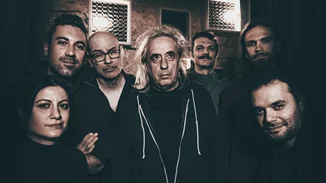 "Ηλεκτρική καρέκλα" στο Ηρώδειο | Μια εκρηκτική μουσική γιορτή με τον Γιάννη Αγγελάκα και τους 100°C