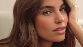 5 μυστικά των influencers για λαμπερά μαλλιά ακόμα και μετά τις διακοπές