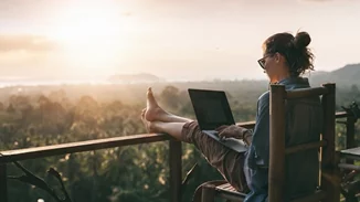 Quiet Vacationing | Το νέο trend που αλλάζει το παιχνίδι της τηλεργασίας