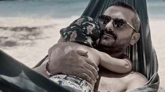 Λεωνίδας και Κίμωνας Κουτσόπουλος | Μπαμπάς και γιος χαλαρώνουν στην ακτή με θέα το απέραντο γαλάζιο