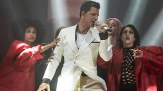 Ατύχημα για τον Σάκη Ρουβά on stage - "Πάγωσαν" οι θεατές