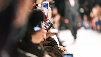 Μια διαδηλώτρια εισέβαλε στην επίδειξη μόδας του Louis Vuitton στο Παρίσι