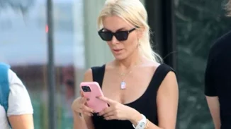 Η Κατερίνα Καινούργιου με μεσογειακό ταπεραμέντο στο κέντρο της Αθήνας | Η πουά φούστα της