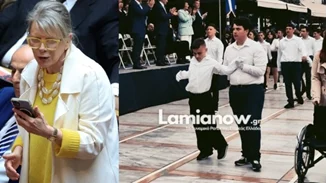 Γιατί η Έλενα Ακρίτα δεν συγκινήθηκε με τον μαθητή που σηκώθηκε από το αμαξίδιο | "Αποτρόπαιο δείγμα μισαναπηρισμού"